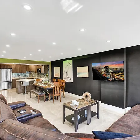 Beachside Condo With Resort Amenities, Including Pools, Gym, And Bathtub 503
